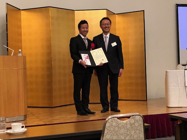 酒井先生の日本感染症医薬品協会奨励賞の授賞式が行われました。